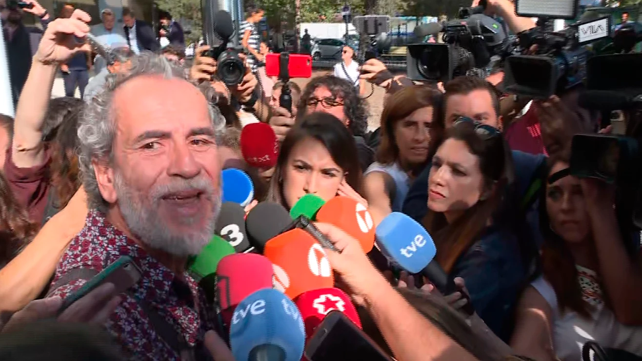 Willy Toledo a su salida de los juzgados