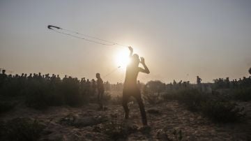 Cientos de palestinos participan en una protesta en Gaza