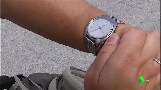 Imagen de una persona con un reloj mostrando la hora Imagen de una persona con un reloj mostrando la hora