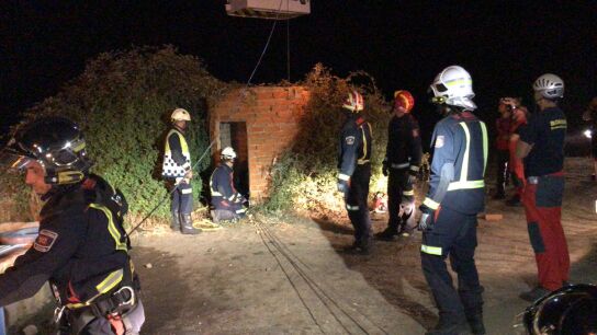 Los bomberos realizan labores de rescate en el pozo donde falleci&oacute; el hombre