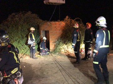 Los bomberos realizan labores de rescate en el pozo donde falleció el hombre Los bomberos realizan labores de rescate en el pozo donde falleció el hombre