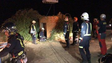 Los bomberos realizan labores de rescate en el pozo donde falleció el hombre