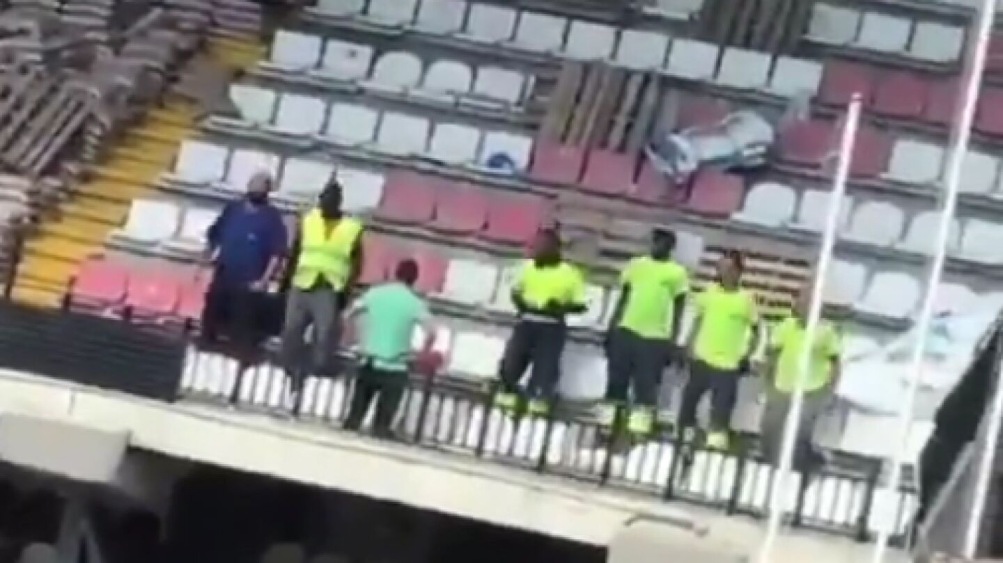 Operarios saltan sobre la grada del estadio de Vallecas