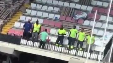 Operarios saltan sobre la grada del estadio de Vallecas