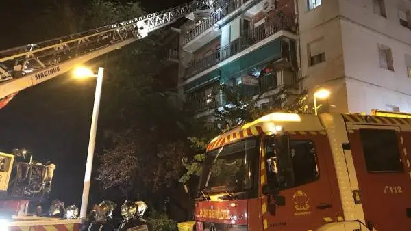 Los bomberos sofocan un fuego en una vivienda de Pozuelo de Alarcón