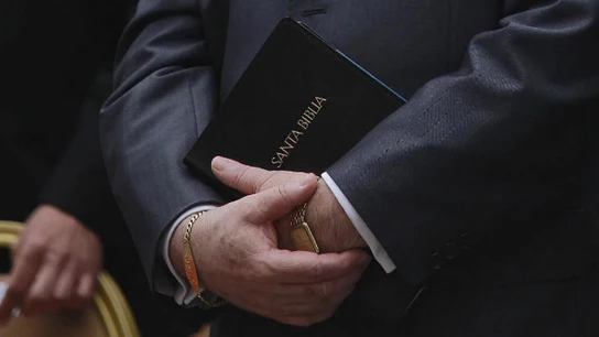 Imagen de archivo de un pastor con una biblia Imagen de archivo de un pastor con una biblia