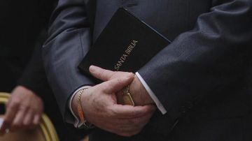 Imagen de archivo de un pastor con una biblia