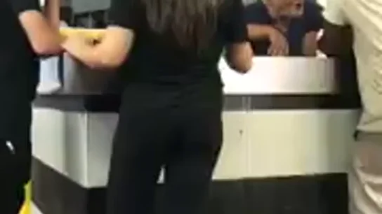 Comentarios racistas del dueño de un bar a un migrante Comentarios racistas del dueño de un bar a un migrante