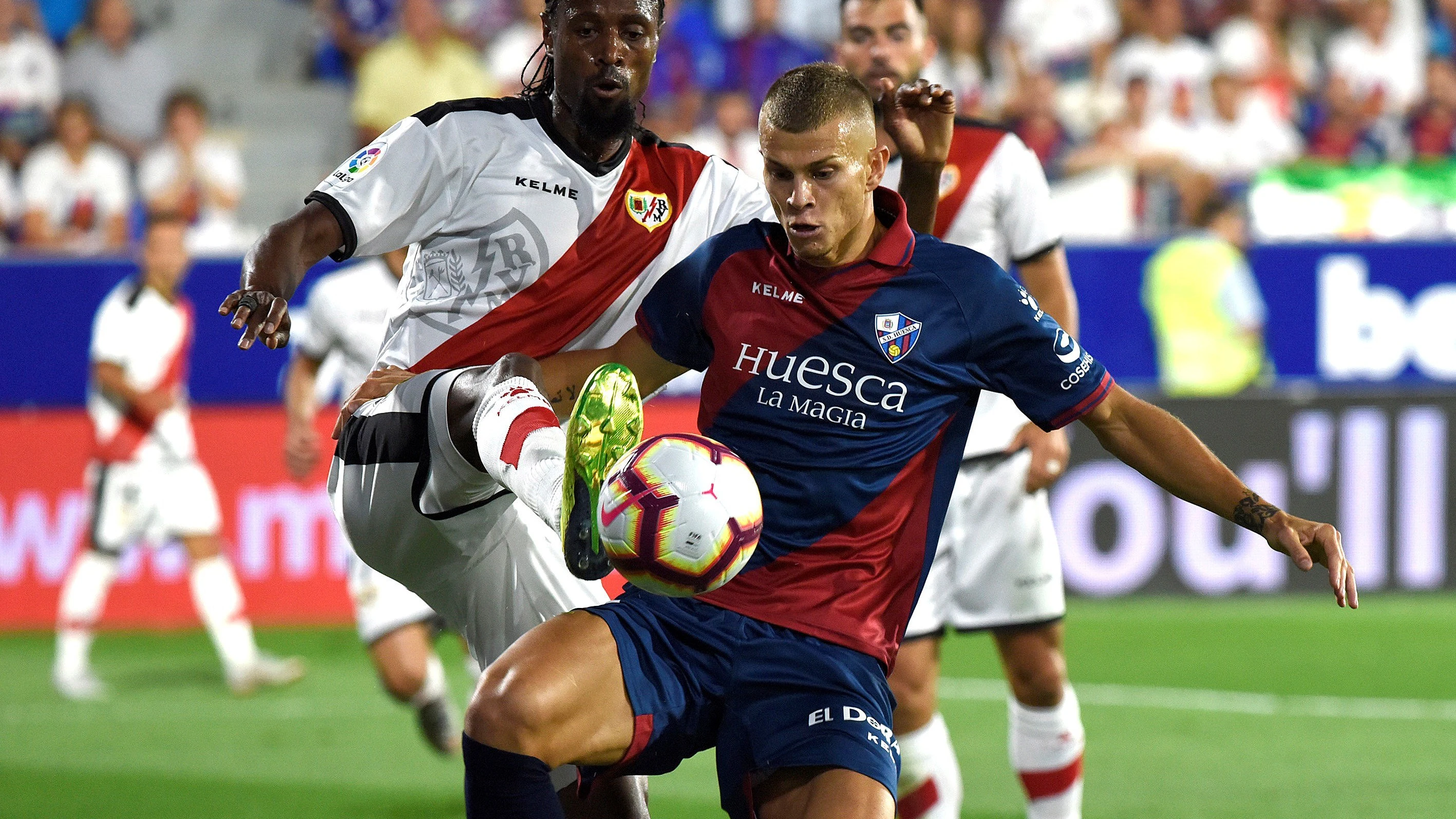 Samuele Longo y Ba se disputan la posesión del balón