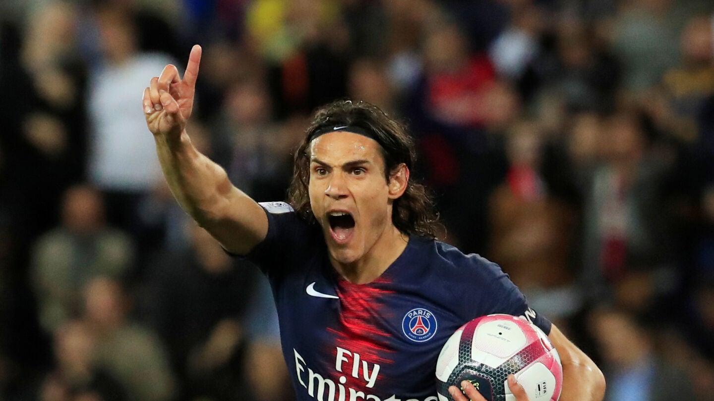 Cavani celebra su gol contra el Saint Etienne