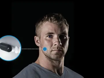 Para escuchar y transmitir mensajes, Molar Mic utiliza un micrófono y un altavoz de conducción ósea colocados en los dientes Para escuchar y transmitir mensajes, Molar Mic utiliza un micrófono y un altavoz de conducción ósea colocados en los dientes