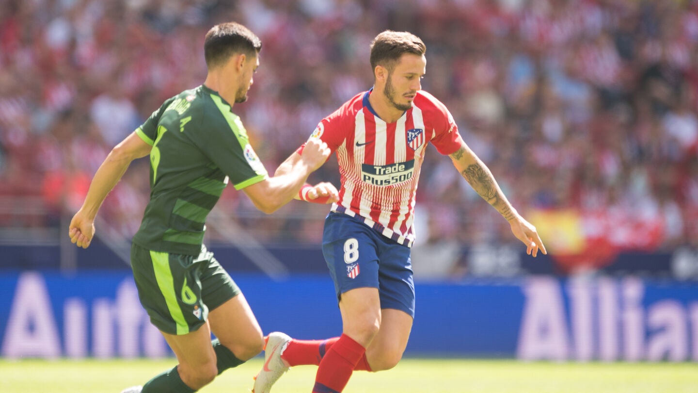 Sa&uacute;l conduce el bal&oacute;n durante el partido contra el Eibar