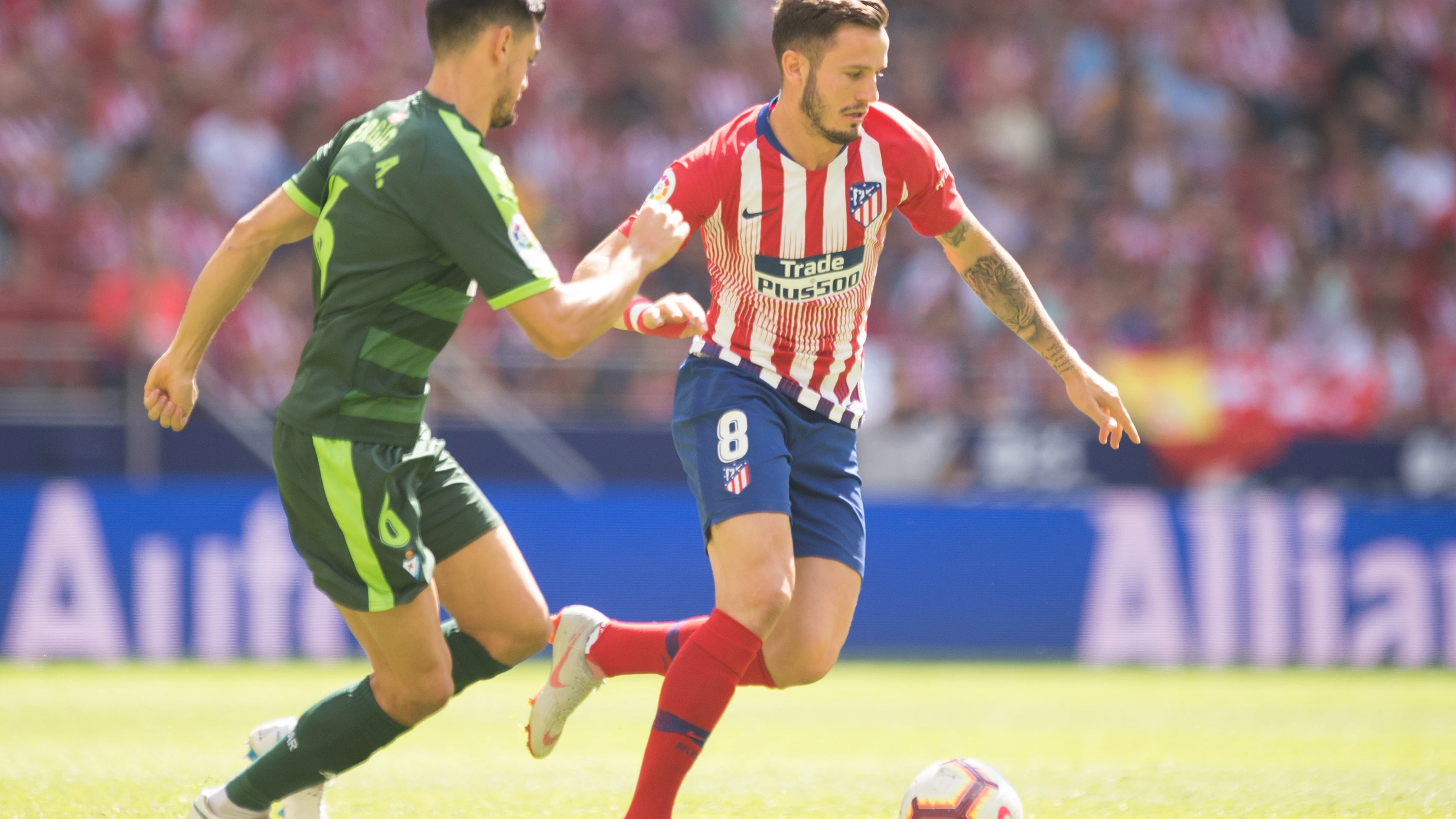 Saúl conduce el balón durante el partido contra el Eibar