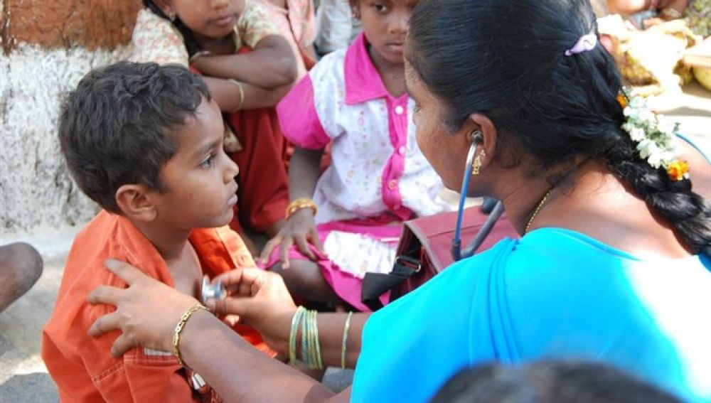 Una pediatra atiende a un niño en India
