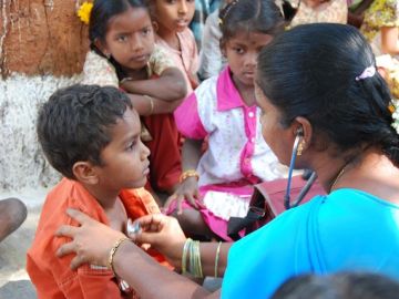 Una pediatra atiende a un niño en India Una pediatra atiende a un niño en India