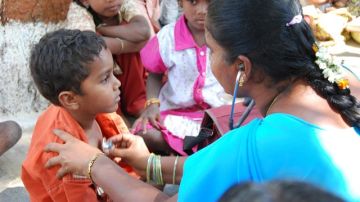 Una pediatra atiende a un niño en India