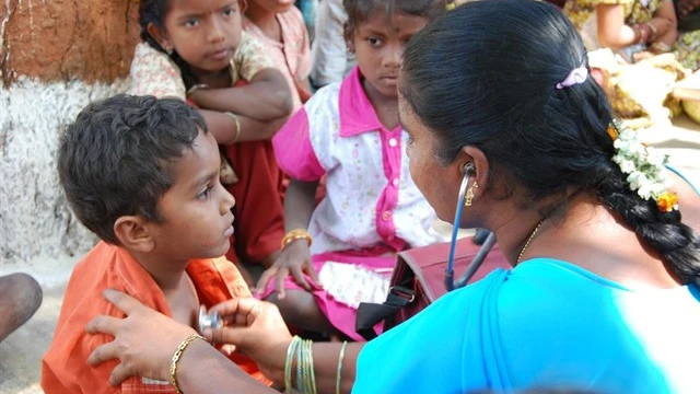 Una pediatra atiende a un niño en India