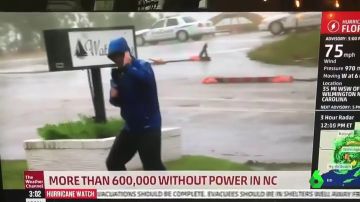Reportero informa acerca del huracán de manera exagerada