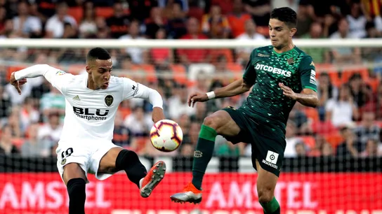 Rodrigo intenta zafarse de Marc Bartra Rodrigo intenta zafarse de Marc Bartra