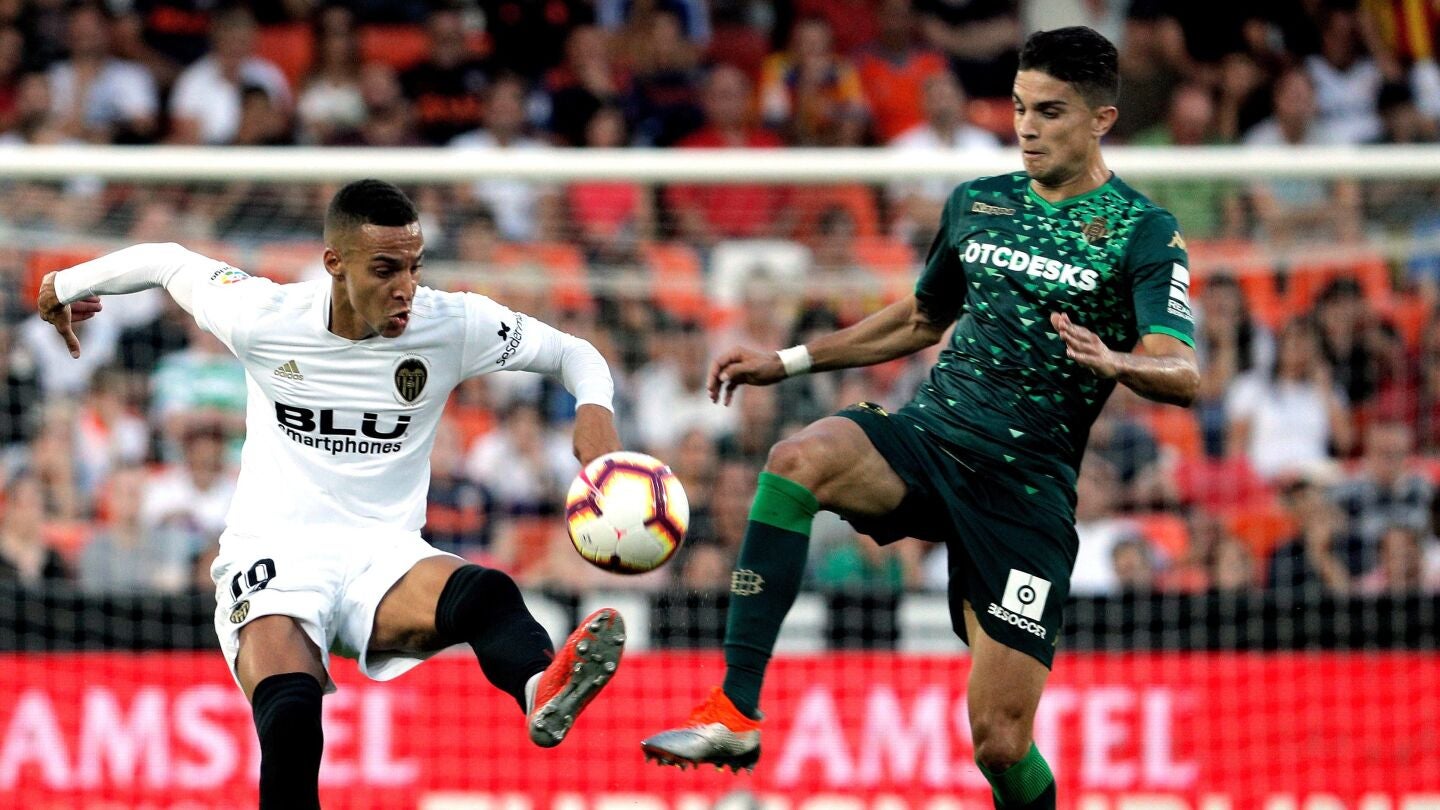 Rodrigo intenta zafarse de Marc Bartra
