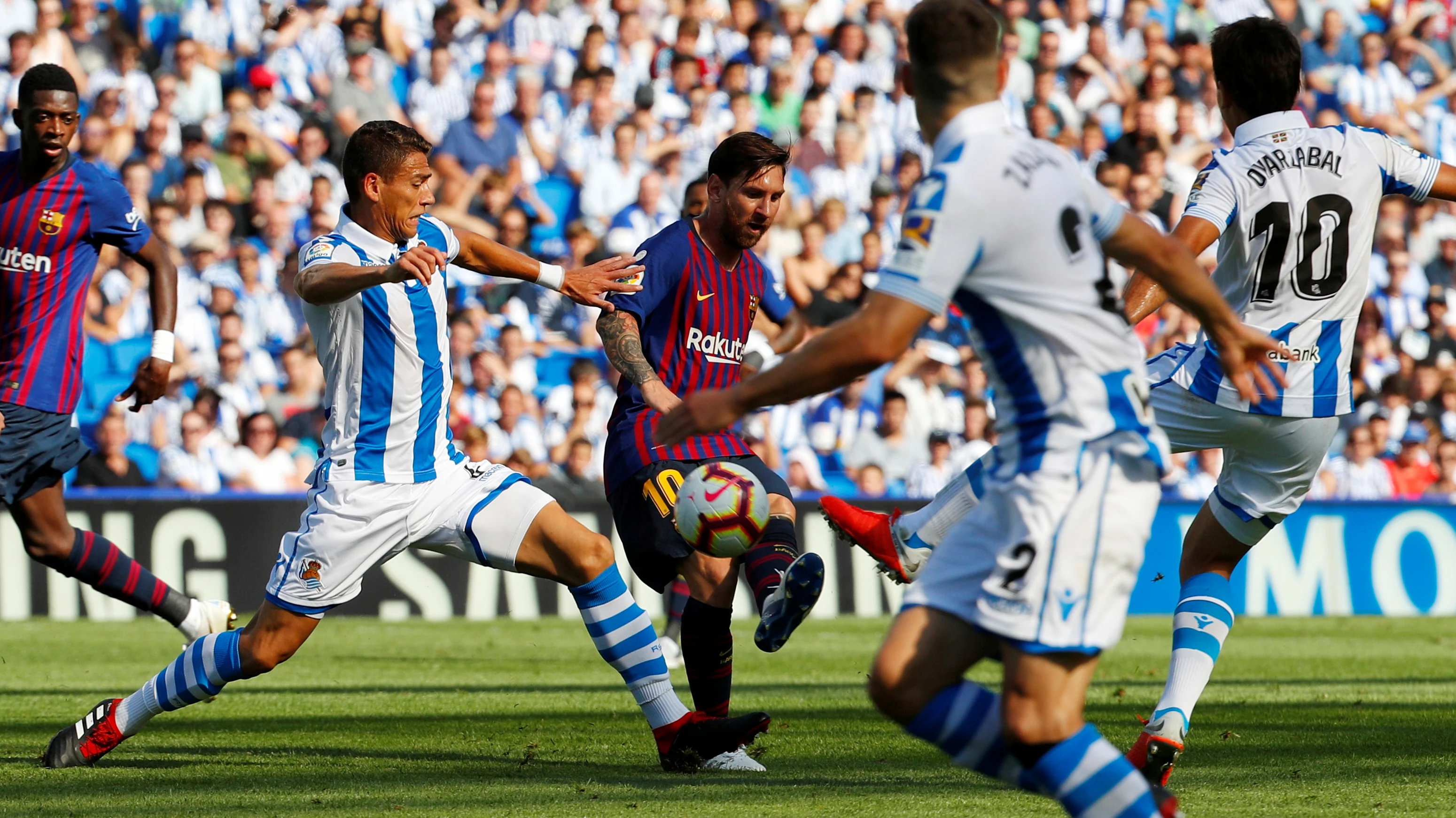 Messi dispara ante la defensa de la Real Sociedad