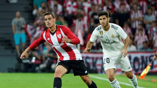 Dani García conduce el balón ante la presión de Marco Asensio Dani García conduce el balón ante la presión de Marco Asensio