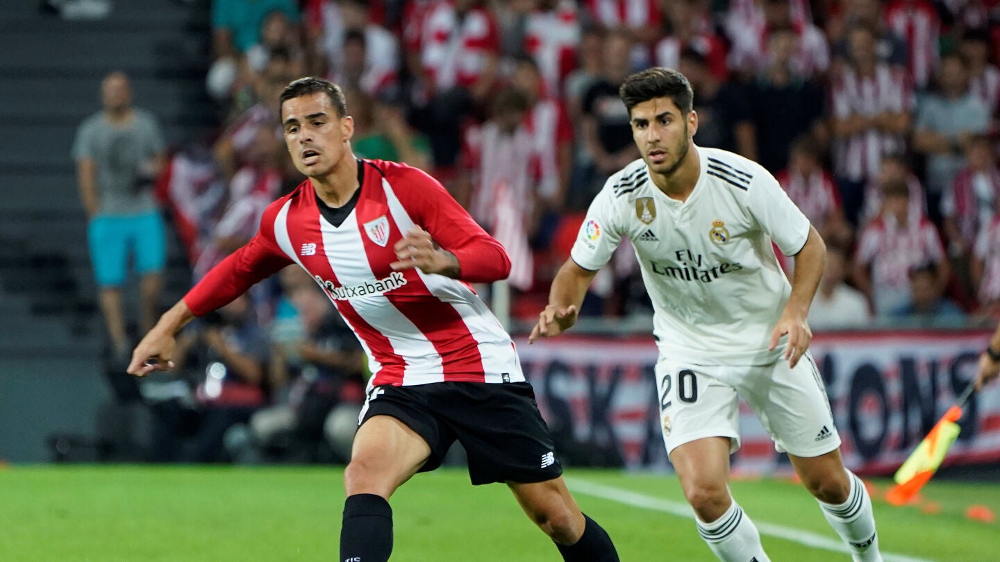 Dani Garc&iacute;a conduce el bal&oacute;n ante la presi&oacute;n de Marco Asensio