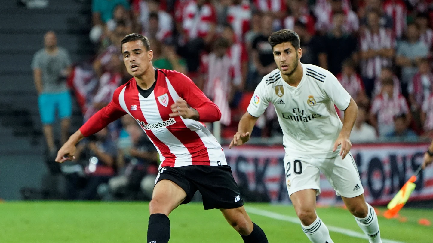 Dani García conduce el balón ante la presión de Marco Asensio Dani García conduce el balón ante la presión de Marco Asensio