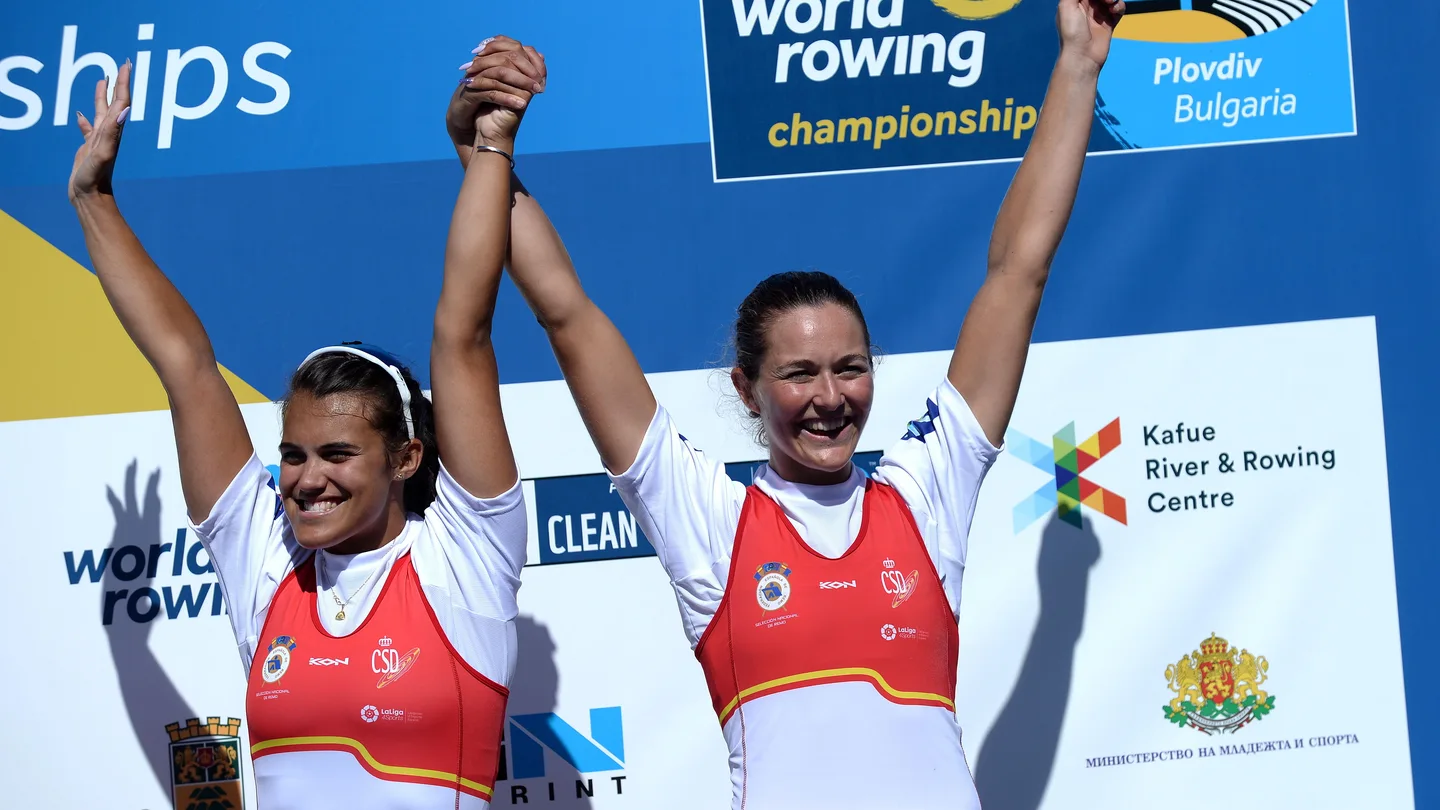 Anna Boada y Aina Cid celebran su medalla de bronce Anna Boada y Aina Cid celebran su medalla de bronce