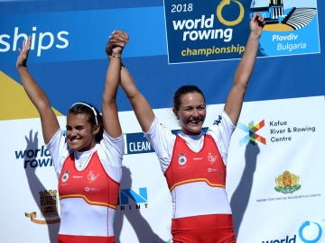 Anna Boada y Aina Cid celebran su medalla de bronce Anna Boada y Aina Cid celebran su medalla de bronce