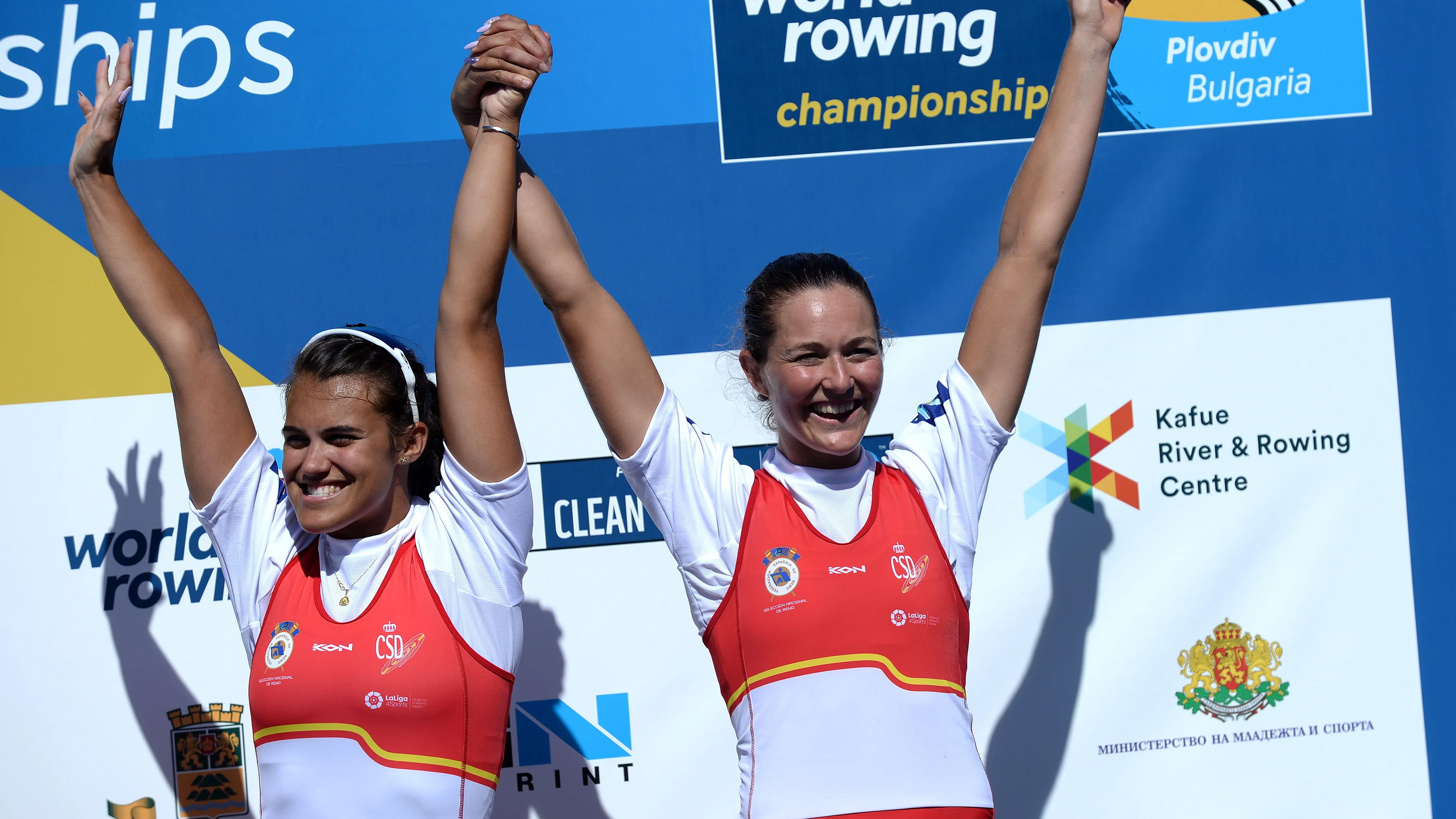 Anna Boada y Aina Cid celebran su medalla de bronce