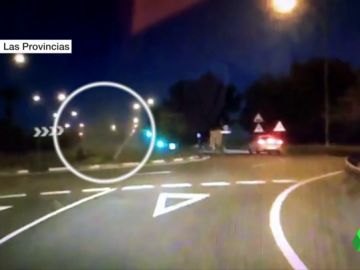 BORRADOR Un coche da varias vueltas de campana por no girar en una rotonda en Ibiza