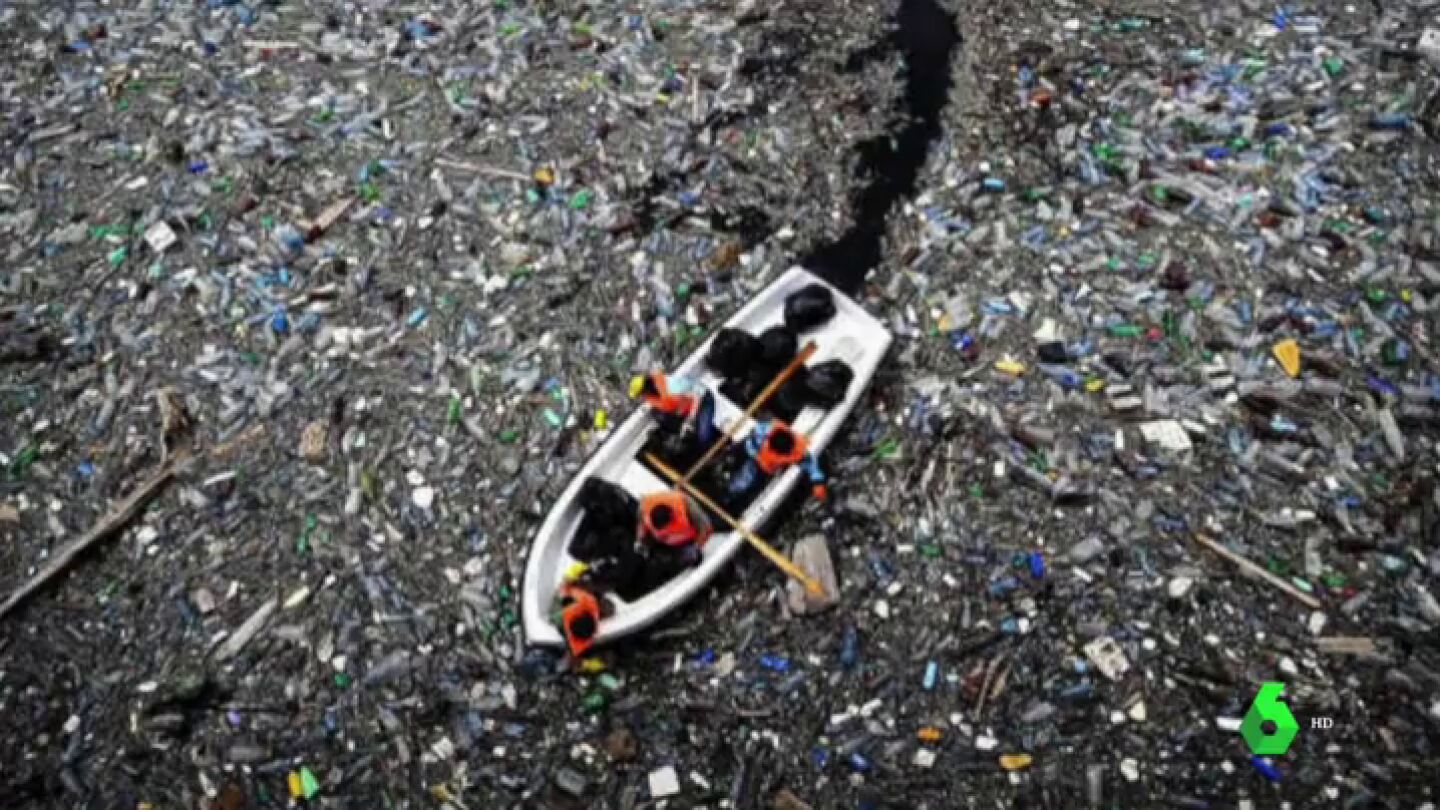 Cient&iacute;ficos y ecologistas investigan la forma de descomponer los dos billones de basuras que forman "la isla de pl&aacute;stico"
