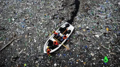 Científicos y ecologistas investigan la forma de descomponer los dos billones de basuras que forman "la isla de plástico" Científicos y ecologistas investigan la forma de descomponer los dos billones de basuras que forman "la isla de plástico"