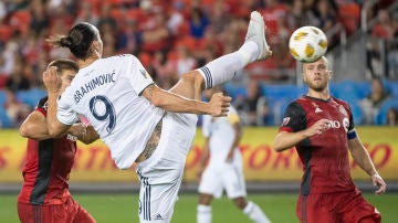 Ibrahimovic remata de manera acrobática