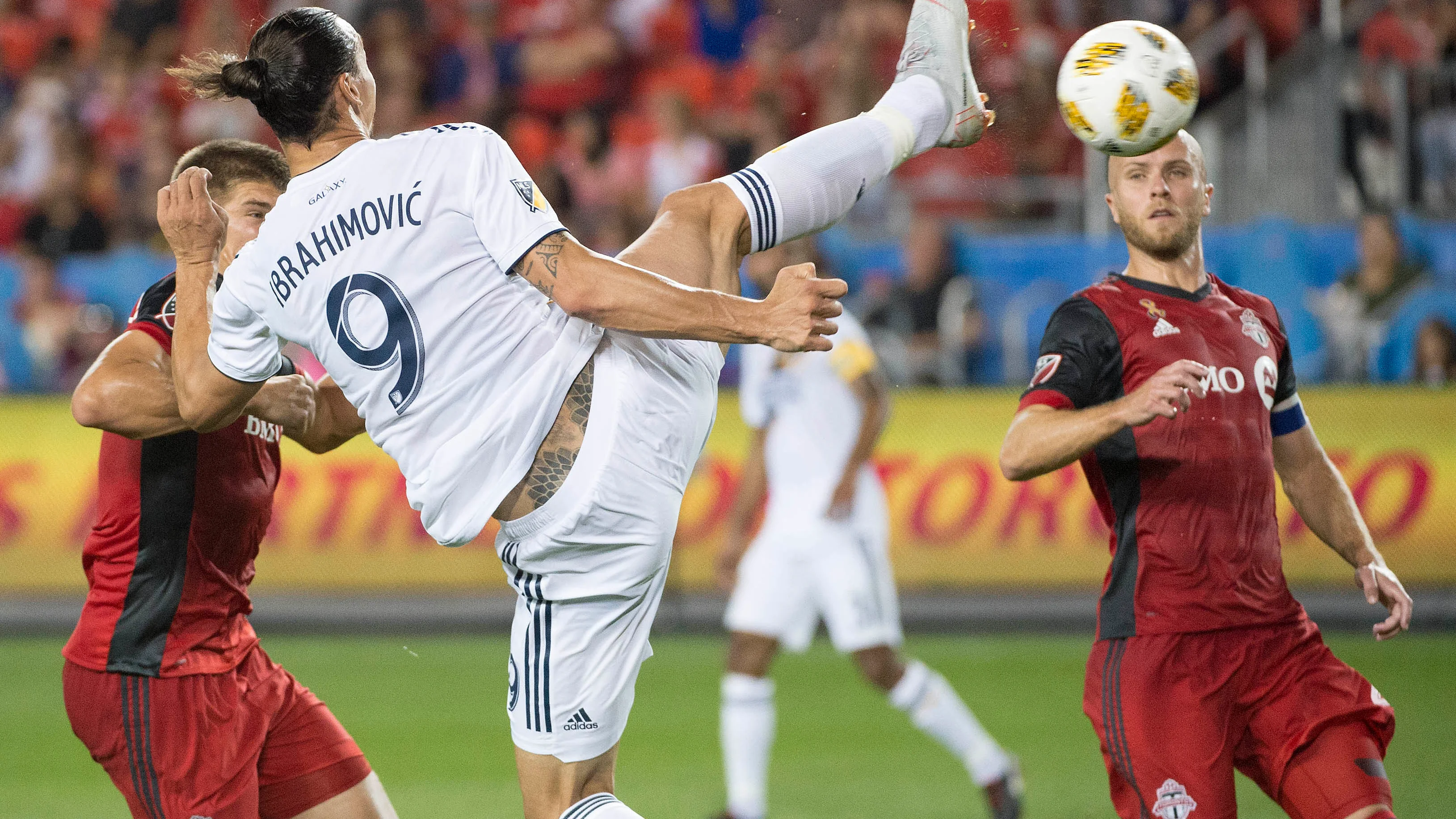 Ibrahimovic remata de manera acrobática