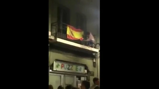Un joven intenta quemar una bandera de España en Oviedo Un joven intenta quemar una bandera de España en Oviedo