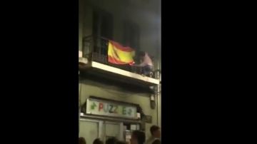Un joven intenta quemar una bandera de España en Oviedo