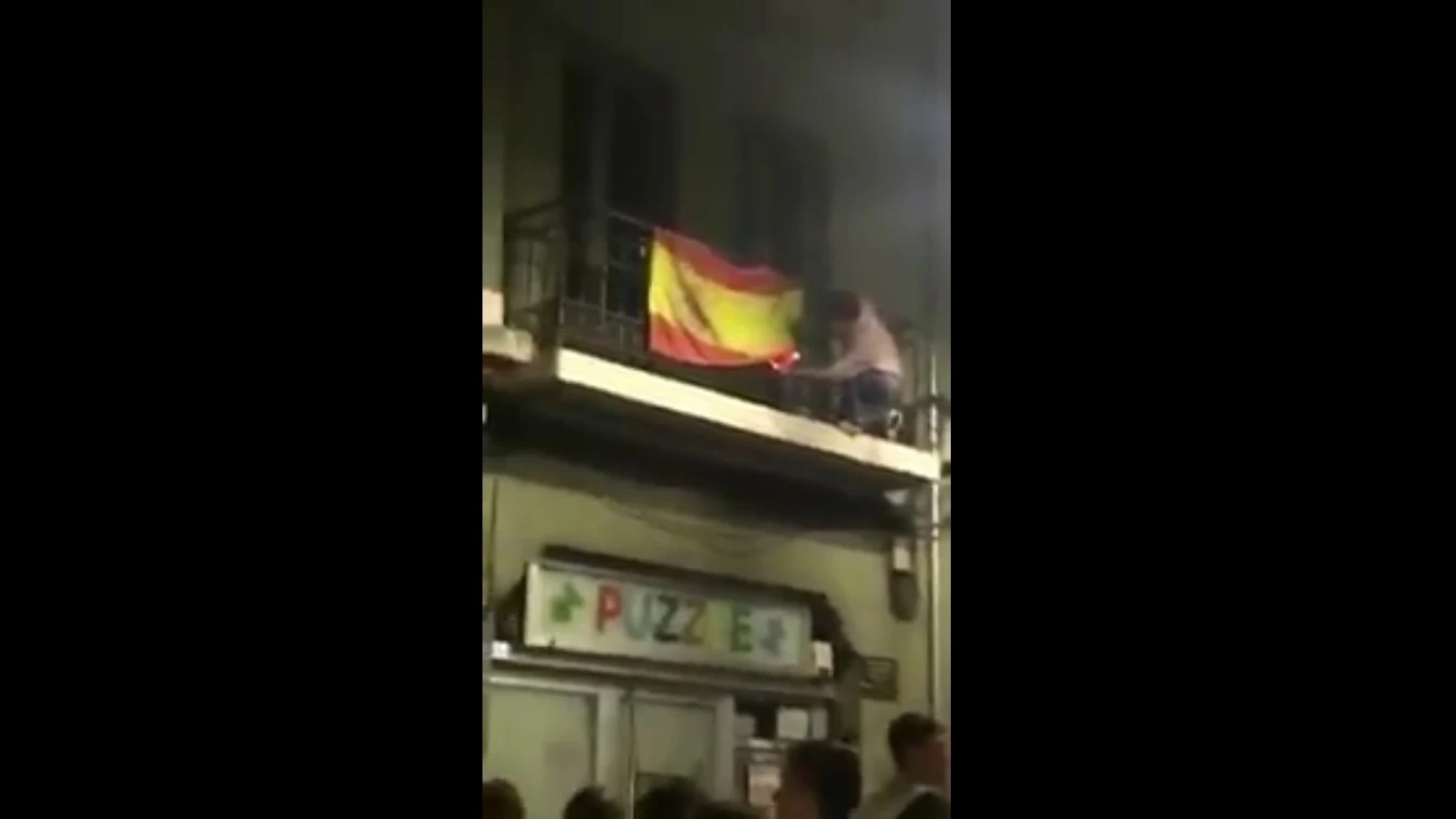 Un joven intenta quemar una bandera de España en Oviedo