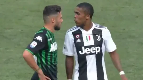 Douglas Costa escupe a su rival Douglas Costa escupe a su rival