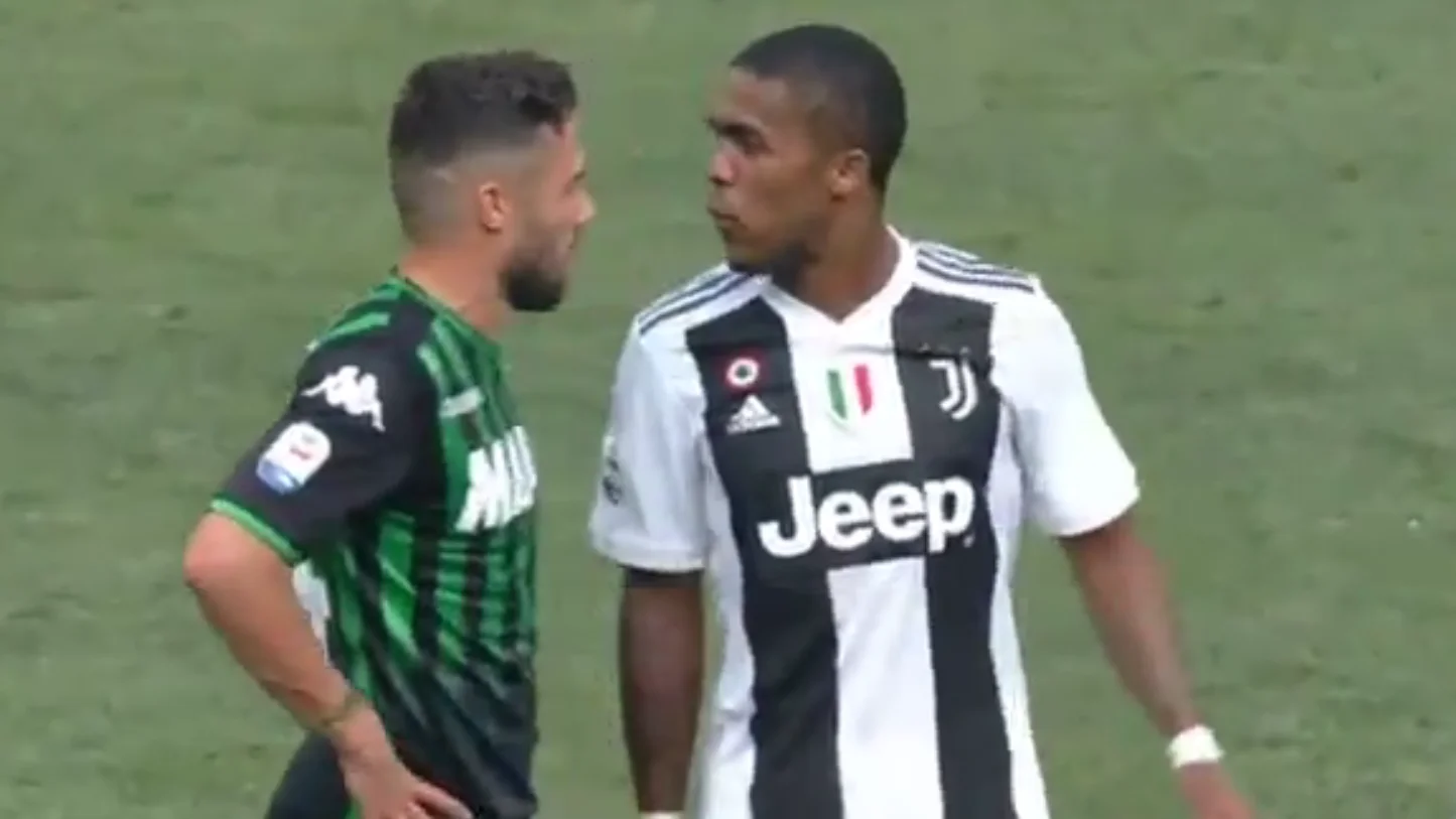 Douglas Costa escupe a su rival