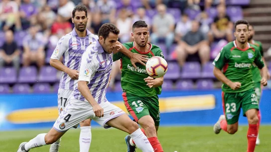 Sergio Gontán y Calleri se disputan la posesión del balón Sergio Gontán y Calleri se disputan la posesión del balón