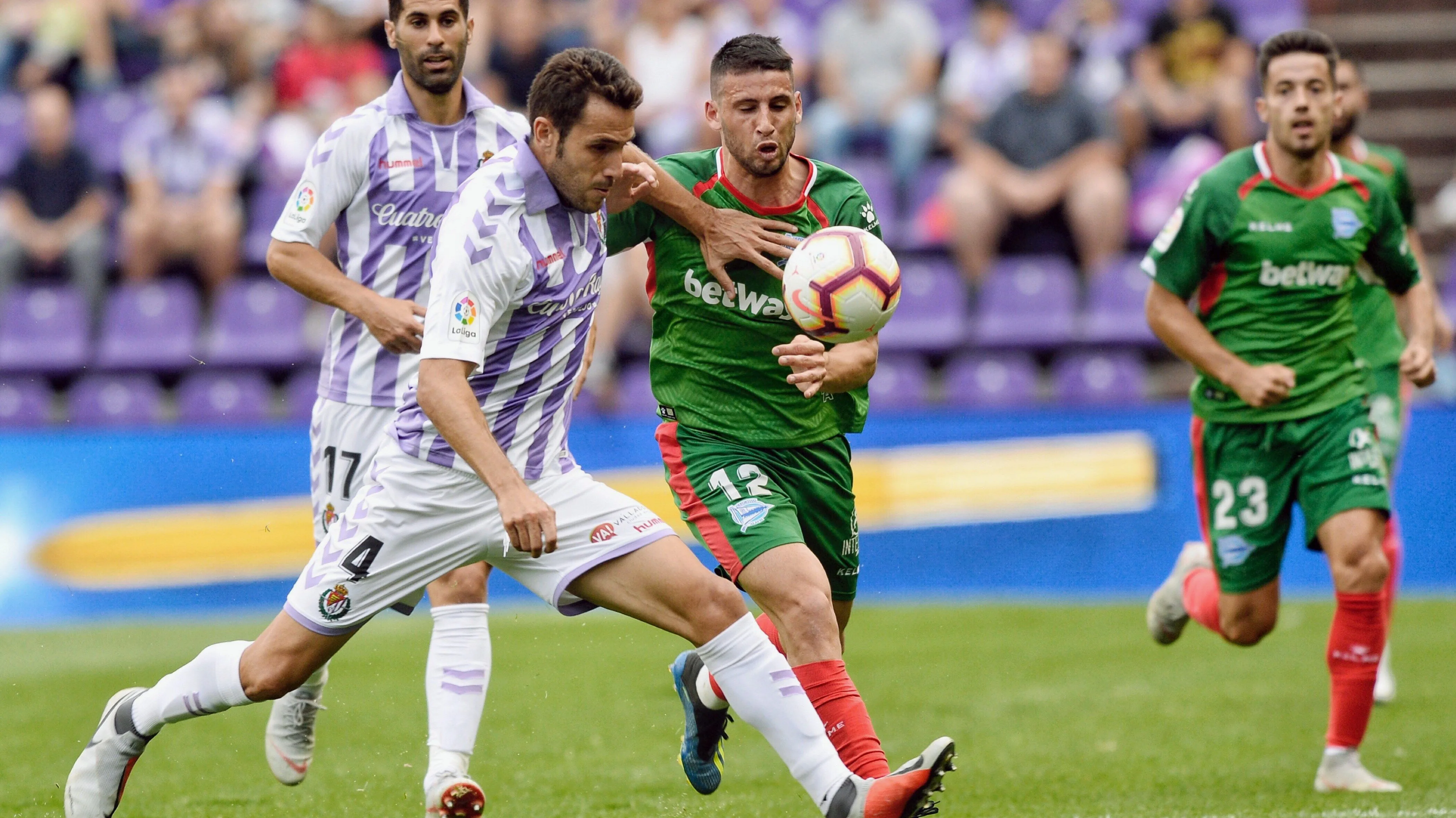 Sergio Gontán y Calleri se disputan la posesión del balón