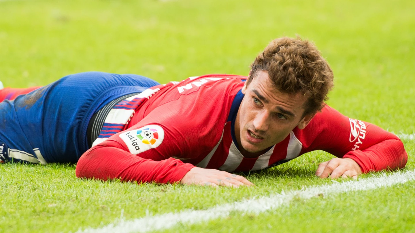 Griezmann, tirado en el césped Griezmann, tirado en el césped