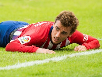 Griezmann, tirado en el césped Griezmann, tirado en el césped