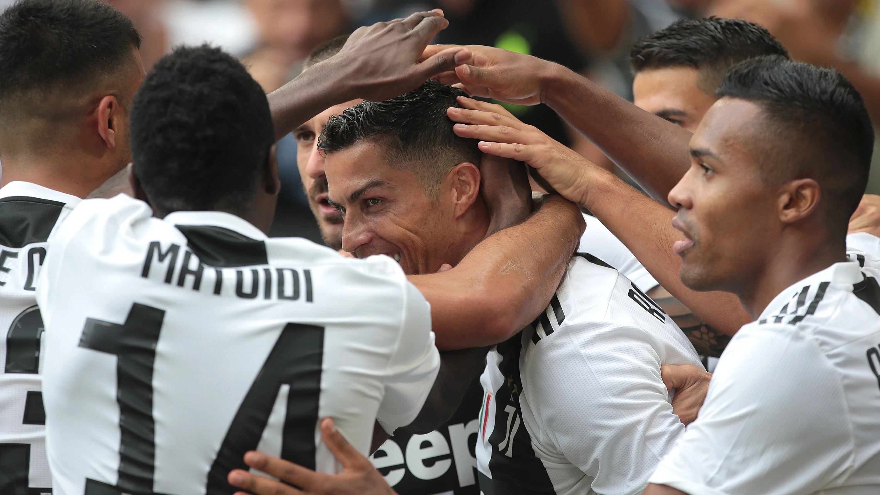 Los jugadores de la Juventus celebran un gol con Cristiano Ronaldo