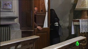 Imagen de una persona confesándose a un sacerdote en la iglesia