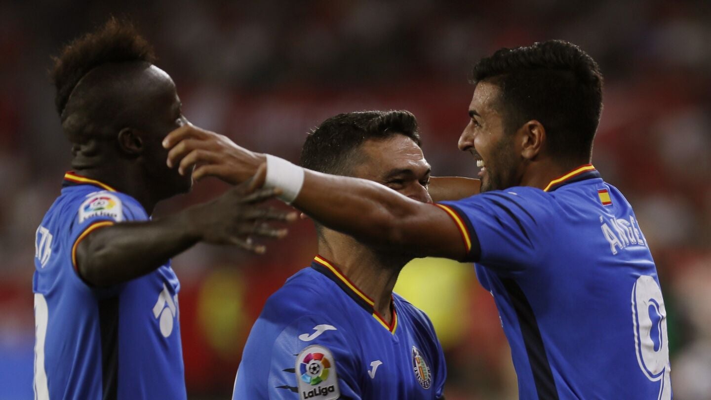 Los jugadores del Getafe celebran uno de los goles de &Aacute;ngel Rodr&iacute;guez contra el Sevilla
