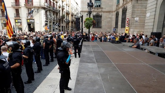 Efectivos de los Mossos d'Esquadra se interponen ante un grupo de soberanistas que se concentraron en la plaza de Sant Jaume Efectivos de los Mossos d'Esquadra se interponen ante un grupo de soberanistas que se concentraron en la plaza de Sant Jaume