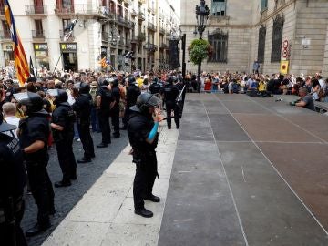 Efectivos de los Mossos d'Esquadra se interponen ante un grupo de soberanistas que se concentraron en la plaza de Sant Jaume Efectivos de los Mossos d'Esquadra se interponen ante un grupo de soberanistas que se concentraron en la plaza de Sant Jaume